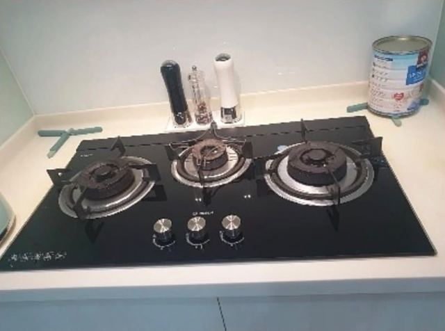 Gas hob after cleaning